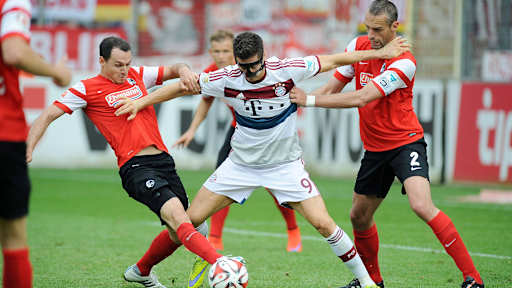Robert Lewandowski (FC Bayern) kämpft mit den Freiburgern Nicolas Höfler und Pavel Krmas um den Ball