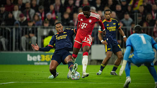 Alphonso Davies mit Ball am Fuß während des Champions League-Heimspiels des FC Bayern gegen den FC Arsenal