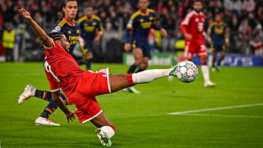 Serge Gnabry mit einem Seitfallzieher während des Champions League-Heimspiels des FC Bayern gegen den FC Arsenal