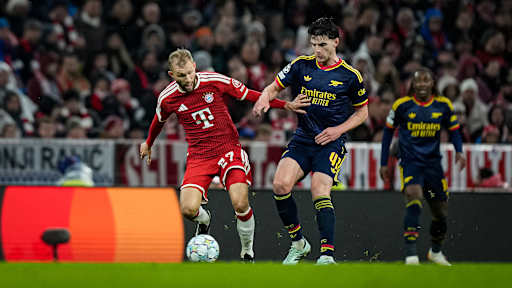 Konrad Laimer mit Ball am Fuß im Zweikampf während des Champions League-Heimspiels des FC Bayern gegen den FC Arsenal