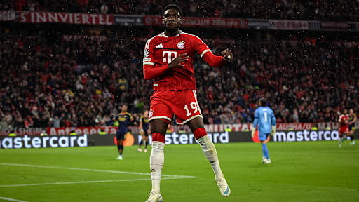 Alphonso Davies bejubelt sein Tor während des Champions League-Heimspiels des FC Bayern gegen den FC Arsenal