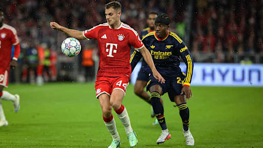 Josip Stanišić mit Fokus auf den Ball während des Champions League-Heimspiels des FC Bayern gegen den FC Arsenal