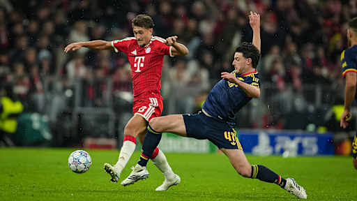 Tom Bischof im Zweikampf um den Ball während des Champions League-Heimspiels des FC Bayern gegen den FC Arsenal