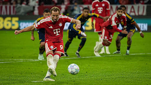 Harry Kane trifft aus elf Metern während des Champions League-Heimspiels des FC Bayern gegen den FC Arsenal