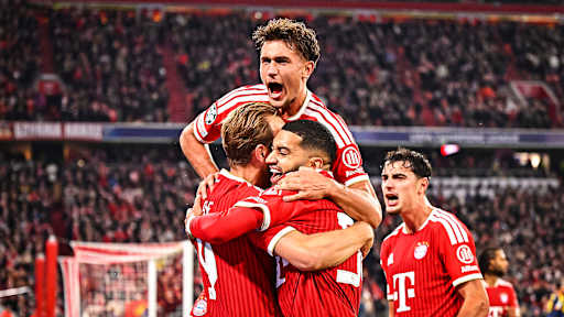 Harry Kane, Ismael Saibari und Tom Bischof bejubeln das 2:1 während des Champions League-Heimspiels des FC Bayern gegen den FC Arsenal