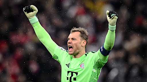 Manuel Neuer streckt die Fäuste in die Luft während des Champions League-Heimspiels des FC Bayern gegen den FC Arsenal