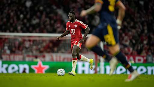 Dayot Upamecano treibt den Ball nach vorne während des Champions League-Heimspiels des FC Bayern gegen den FC Arsenal