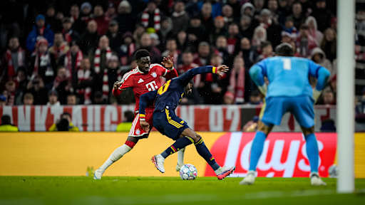 Alphonso Davies im Zweikampf während des Champions League-Heimspiels des FC Bayern gegen den FC Arsenal