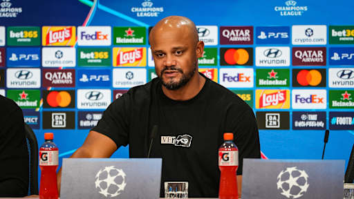Vincent Kompany auf der Pressekonferenz nach dem Heimspiel des FC Bayern in der Champions League gegen den FC Arsenal