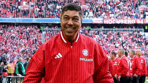 Giovane Elber corre sonriente por el Allianz Arena