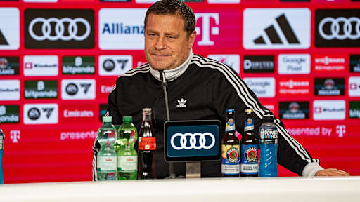 Max Eberl auf der Pressekonferenz des FC Bayern
