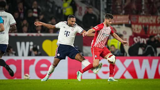 Jonathan Tah im Zweikampf während des Auswärtsspiels des FC Bayern in der Bundesliga beim SC Freiburg