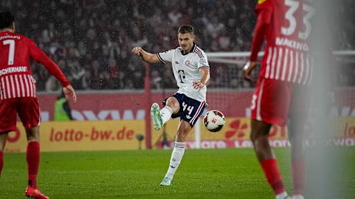 Josip Stanišić flankt während des Auswärtsspiels des FC Bayern in der Bundesliga beim SC Freiburg