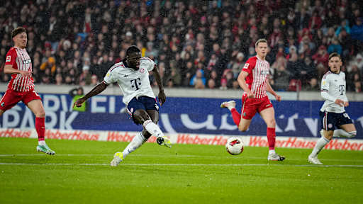 Dayot Upamecano trifft zum 1:0 während des Auswärtsspiels des FC Bayern in der Bundesliga beim SC Freiburg