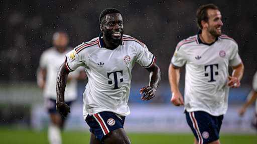 Dayot Upamecano jubelt während des Auswärtsspiels des FC Bayern in der Bundesliga beim SC Freiburg