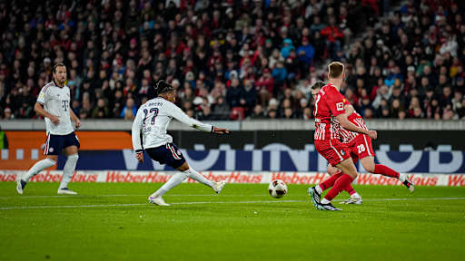 Michael Olise beim Torschuss während des Auswärtsspiels des FC Bayern in der Bundesliga beim SC Freiburg