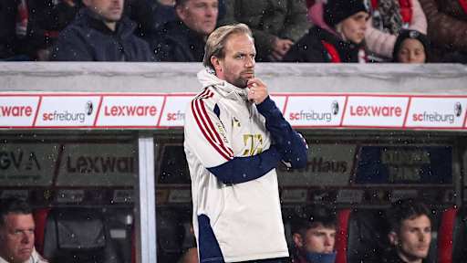 Aaron Danks an der Seitenlinie während des Auswärtsspiels des FC Bayern in der Bundesliga beim SC Freiburg