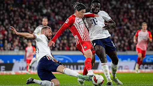 Dayot Upamecano im Zweikampf und Konrad Laimer beim Grätschen während des Auswärtsspiels des FC Bayern in der Bundesliga beim SC Freiburg