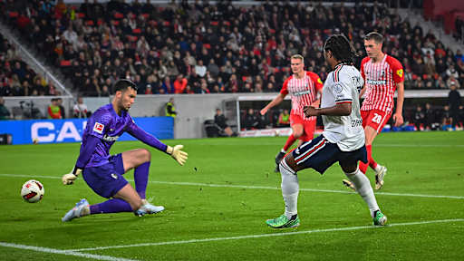 Serge Gnabry trifft zum 2:0 während des Auswärtsspiels des FC Bayern in der Bundesliga beim SC Freiburg