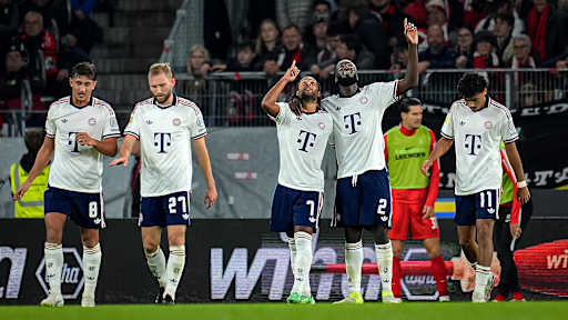 Serge Gnabry und Dayot Upamecano blicken beim Jubel in den Himmel während des Auswärtsspiels des FC Bayern in der Bundesliga beim SC Freiburg