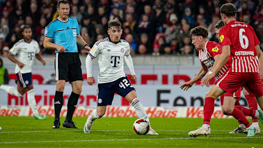 Lennart Karl mit Ball am Fuß während des Auswärtsspiels des FC Bayern in der Bundesliga beim SC Freiburg