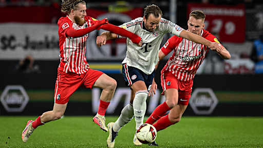 Harry Kane im Zweikampf während des Auswärtsspiels des FC Bayern in der Bundesliga beim SC Freiburg