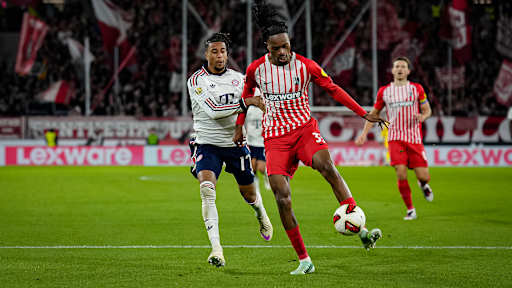 Michael Olise im Zweikampf während des Auswärtsspiels des FC Bayern in der Bundesliga beim SC Freiburg