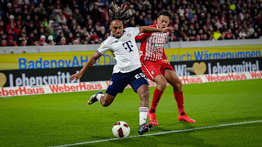 Sacha Boey mit Ball am Fuß während des Auswärtsspiels des FC Bayern in der Bundesliga beim SC Freiburg