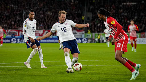 Harry Kane beim Torschuss Bayern während des Auswärtsspiels des FC Bayern in der Bundesliga beim SC Freiburg