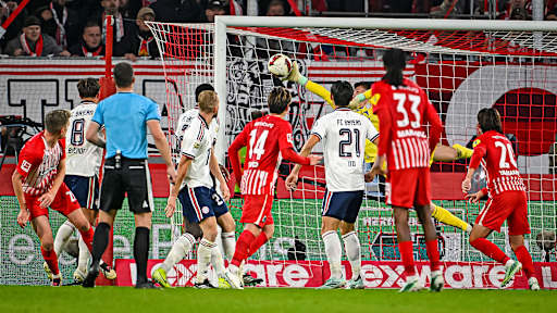 Jonas Urbig pariert während des Auswärtsspiels des FC Bayern in der Bundesliga beim SC Freiburg