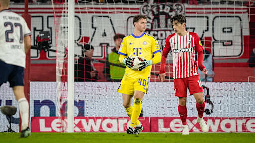 Jonas Urbig mit Ball in der Hand während des Auswärtsspiels des FC Bayern in der Bundesliga beim SC Freiburg