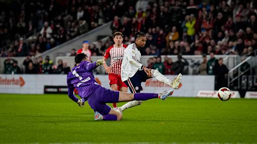 Michael Olise trifft zum 3:1-Endstand während des Auswärtsspiels des FC Bayern in der Bundesliga beim SC Freiburg