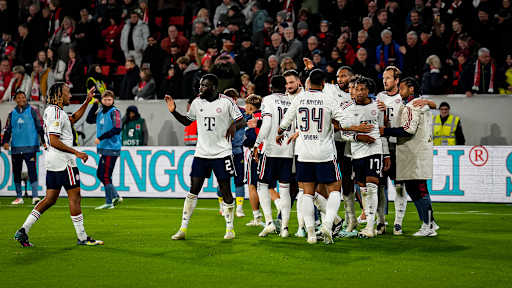 Die Mannschaft bejubelt den Treffer zum 3:1-Endstand während des Auswärtsspiels des FC Bayern in der Bundesliga beim SC Freiburg