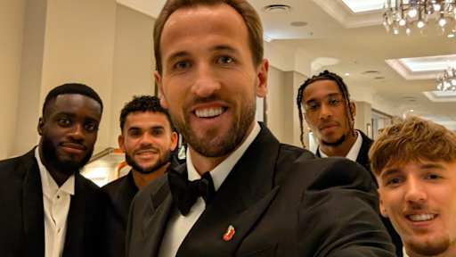 Dayot Upamecano, Luis Diaz, Harry Kane, Michael Olise und Lennart Karl machen ein Selfie vor der Ballon d'Or-Gala.
