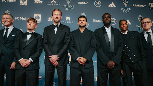 Herbert Hainer, Lennart Karl, Harry Kane, Luis Diaz, Dayot Upamecano, Michael Olise und Jan-Christian Dreesen posieren für ein Foto bei der Ballon d'Or-Gala.