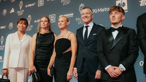 Momoko Tanikawa, Klara Bühl, Pernille Harder, Herbert Hainer und Lennart Karl bei der Ballon d'Or-Gala