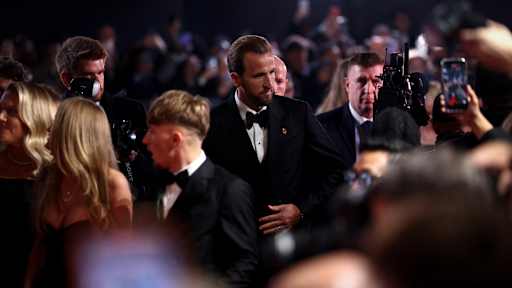 Harry Kane betritt den Saal bei der Ballon d'Or-Gala.