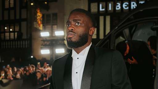 Dayot Upamecano betritt den Saal bei der Ballon d'Or-Gala.