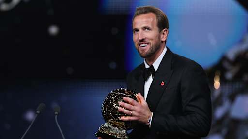 Harry Kane nimmt die Ballon d'Or-Trophäe entgegen.