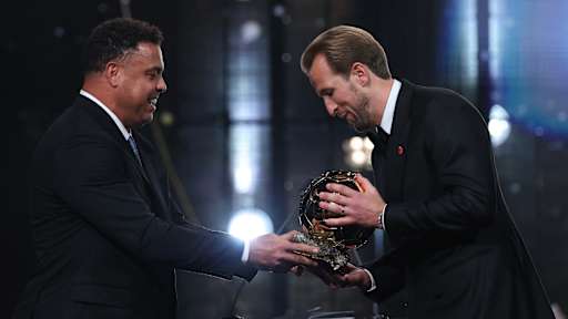 Harry Kane nimmt die Ballon d'Or-Trophäe entgegen.