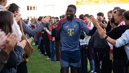 Dayot Upamecano durchläuft ein Spalier von FCB-Mitarbeitenden vor dem Abschlusstraining des FC Bayern vor dem DFB-Pokal-Spiel gegen Magdeburg