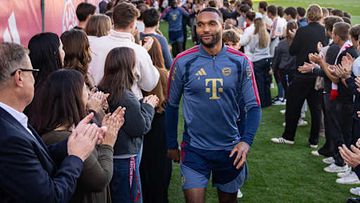 Jonathan Tah durchschreitet ein Spalier von Mitarbeitenden des FC Bayern vor dem Abschlusstraining des FC Bayern vor dem DFB-Pokal-Spiel gegen Magdeburg