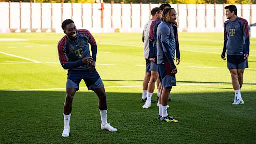 Alphonso Davies lacht im Abschlusstraining des FC Bayern vor dem DFB-Pokal-Spiel gegen Magdeburg