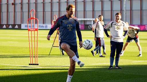 Harry Kane jongliert mit Ball im Abschlusstraining des FC Bayern vor dem DFB-Pokal-Spiel gegen Magdeburg