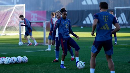 Michael Olise spielt einen Pass im Abschlusstraining des FC Bayern vor dem DFB-Pokal-Spiel gegen Magdeburg
