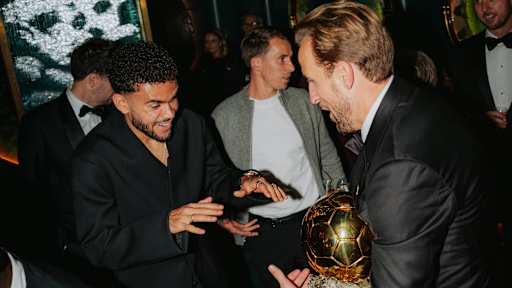 Harry Kane hält den Ballon d'Or in der Hand, Luis Diaz schaut ihn an