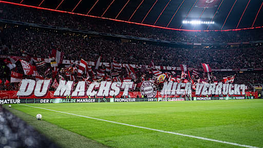 Chore der Fans des FC Bayern mit dem Schriftzug Du machst mich verrück