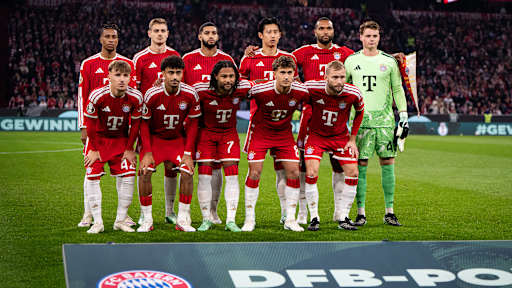 Startaufstellung des FC Bayern vor dem DFB-Pokalspiel gegen den 1. FC Magdeburg