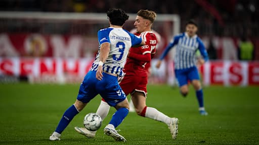 Lennart Karl im Kampf um den Ball im DFB-Pokalspiel des FC Bayern gegen den 1. FC Magdeburg