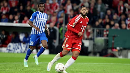 Ismael Saibari gibt die Torvorlage zum 1:0 im DFB-Pokalspiel des FC Bayern gegen den 1. FC Magdeburg